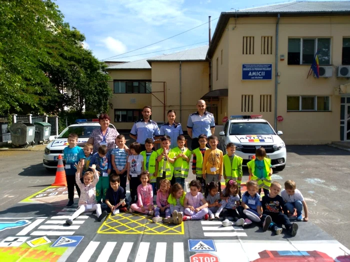 Copiii s-au întâlnit cu poliţiştii rutieri FOTO IPJ Călăraşi