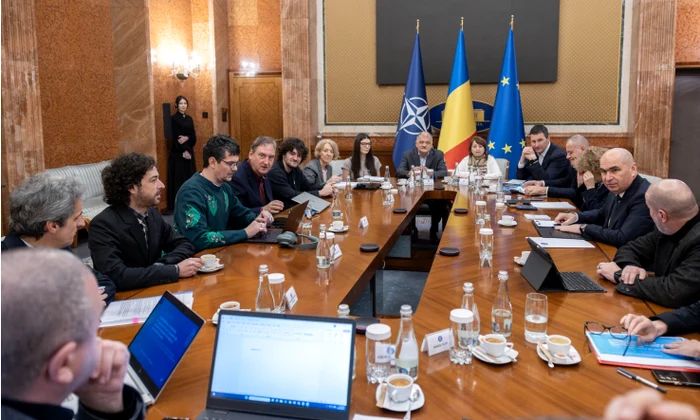 Premierul Bolojan s-a întâlnit cu reprezentanții artiștilor FOTO: Gov.ro