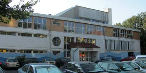 Mansarda ridicată pe acoperişul bazinului de pe Bulevardul Victoriei va fi demolată fără a fi folosită vreodată