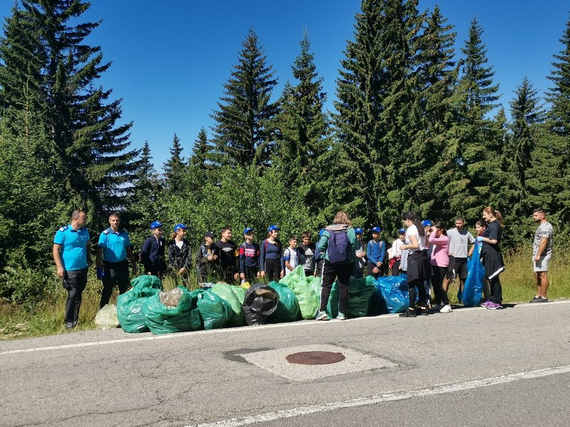 Pădurile din Rânca sunt pline de gunoaie. Ce a putut să descopere proprietara unei cabane FOTO