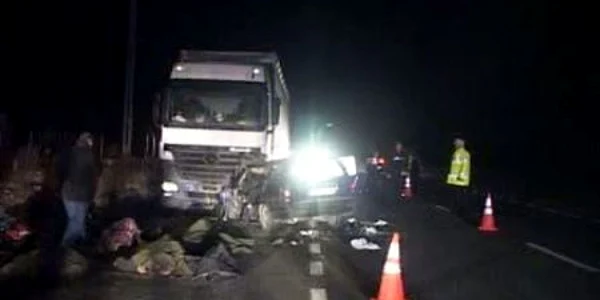  Maşina a intrat în tirul parcat pe marginea drumului
