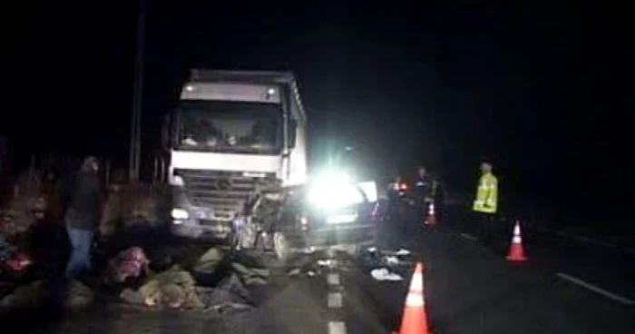 Maşina a intrat în tirul parcat pe marginea drumului