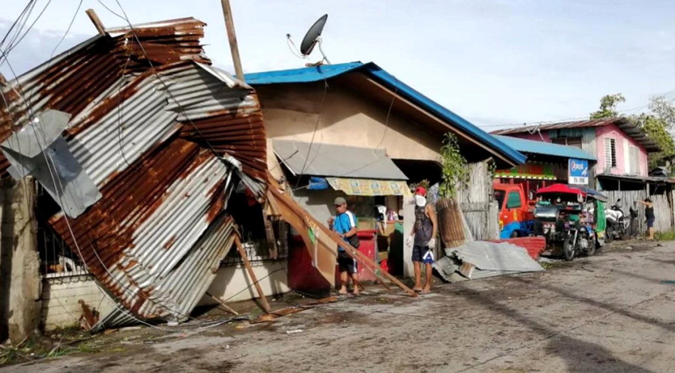 
    Taifunul Phanfone a lovit miercuri centrul Filipinelor, distrugând case, inundând sate şi obligând zeci de mii de oameni să petreacă Crăciunul, în această ţară majoritar catolică, în adăposturi sau blocaţi departe de ruse  