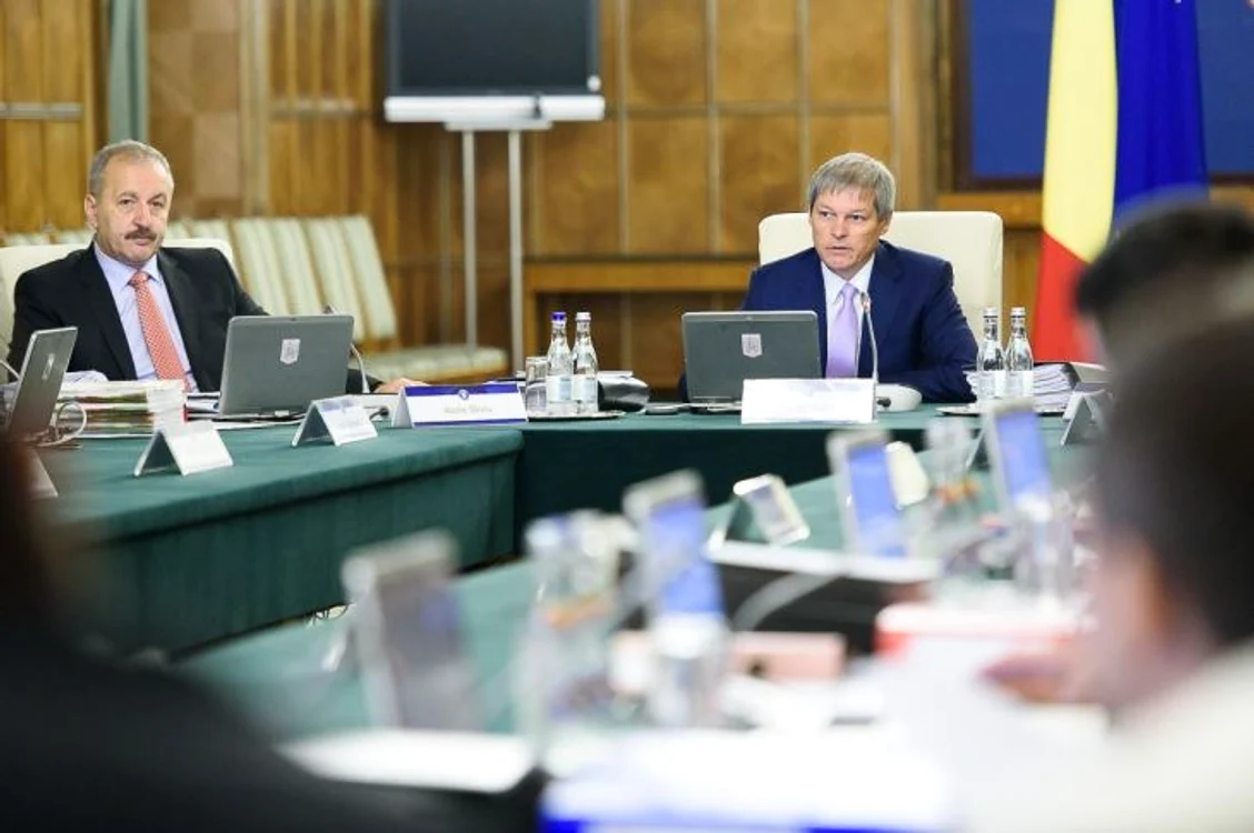
    Premierul Cioloș împarte puținii bani pe care îi are la dispoziție  