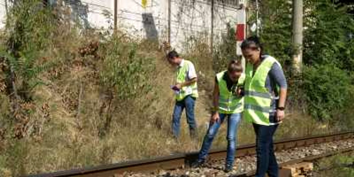 Poliţiştii cercetează locul unde a avut loc incidentul (foto Alex Policală)