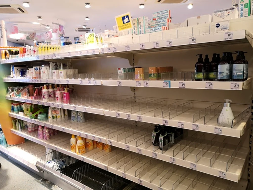 Isteria provocată de coronavirus i-a trimis pe oameni la rafturile magazinelor cu dezinfectant pe care le-au golit