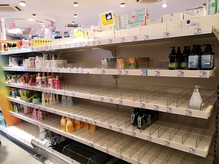 Isteria provocată de coronavirus i-a trimis pe oameni la rafturile magazinelor cu dezinfectant pe care le-au golit