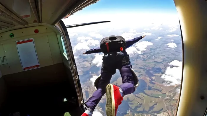 Parașuta nu i s-a deschis și a căzut în gol de la 3300 de metri.