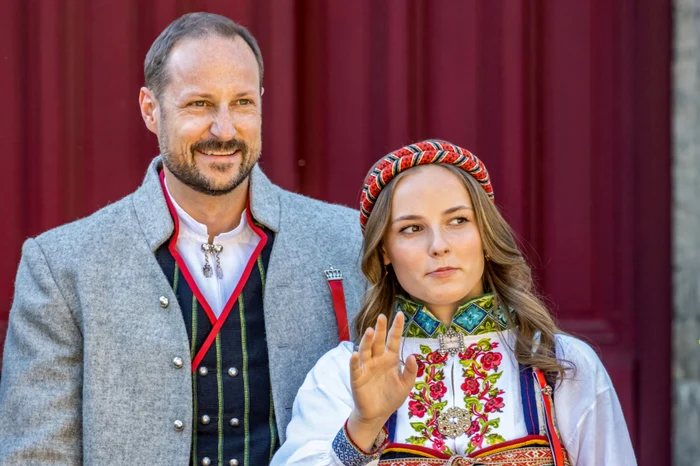 Alături de tatăl său, Prințul moștenitor Haakon al Norvegiei, Foto Getty