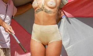 Rihanna cu plasturi pe sfârcuri jpeg