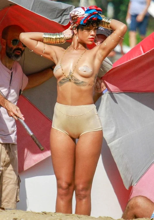 Rihanna cu plasturi pe sfârcuri