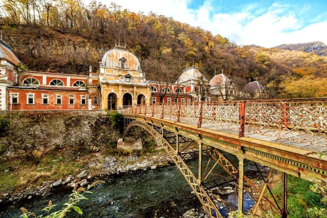 Băile Herculane se mai numește și „stațiunea ruinelor”