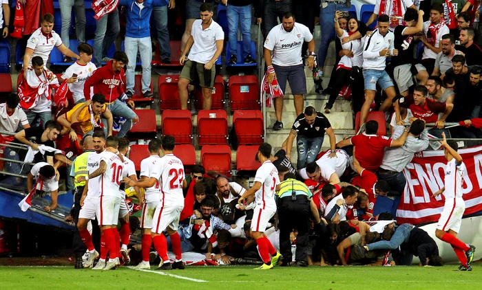 
    Tribuna din Eibar a cedat presiunii suporterilor  