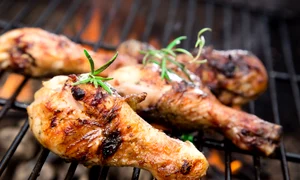 Ciocanele de pui la gratar  Sursa foto shutterstock 146661593 jpg