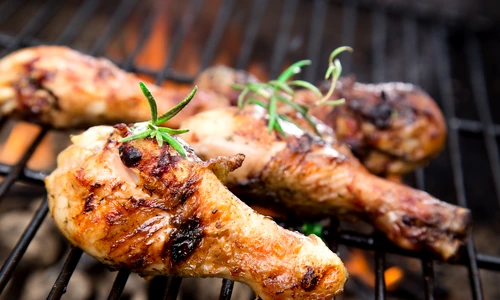 Ciocanele de pui la gratar  Sursa foto shutterstock 146661593 jpg