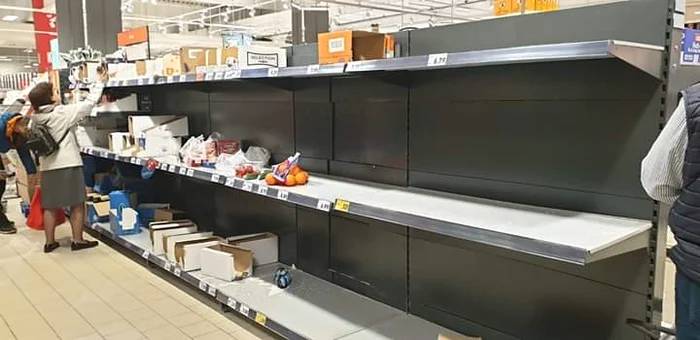 
    Rafturi  golite de produse în marile magazine din frica virusului covid19FOTO: Click!  