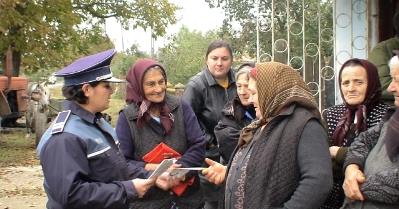 Poliţiştii le-au oferit giurgiuvenilor mai multe pliante informative