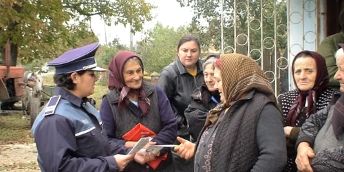 Poliţiştii le-au oferit giurgiuvenilor mai multe pliante informative