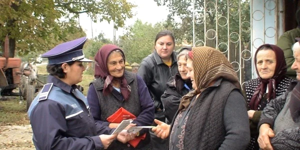 Poliţiştii le-au oferit giurgiuvenilor mai multe pliante informative