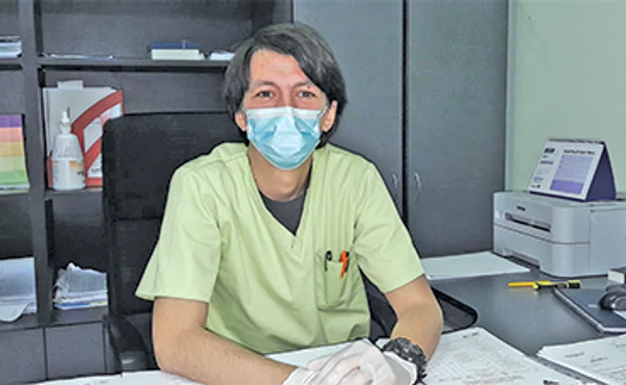 Şeful Secţiei Boli Infecţioase a SJU Slatina, dr. Marius Ionescu, spune că riscurile la care se supun cei care cer să plece acasă sunt enorme