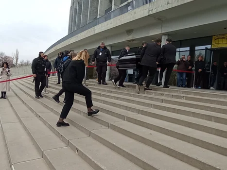 Sicriul cu trupul neînsuflețit al lui Helmut Duckadam a ajuns la Arena Națională  / foto: Click!