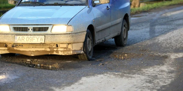 Şoferii care trec pe Calea Girocului îşi pun viaţa în pericol