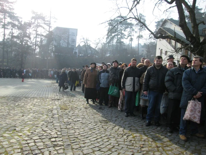 Râmnicenii au stat la coadă pentru a lua agheasmă. Foto Adevărul