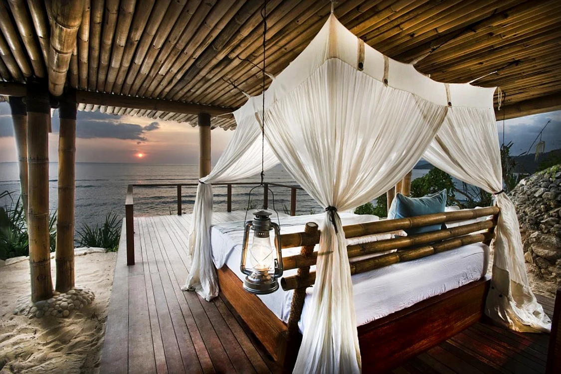 Resortul de lux Nihiwatu, situat pe insula Sumba din Indonezia, a fost votat anul acesta cel mai bun din lume, din 100 de locuri evaluate, în cadrul premiilor oferite de ghidul de călătorii „Travel + Leisure”. FOTO Daily Mail