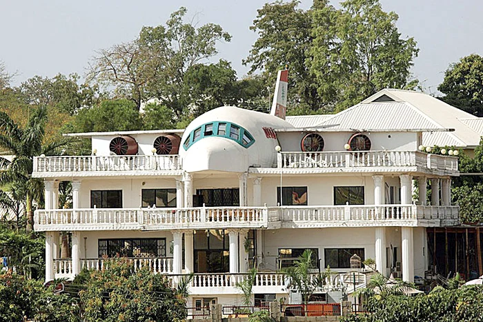 SUA. Iniţial, casa-pantof trebuia să fie o simplă reclamă, dar a devenit locuibilă între timp şi e principalul punct de atracţie de pe Route 30, York County