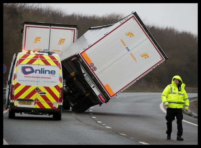 O mașină de mare tonaj este răturnată de vânt pe o șosea din orașul Dover, din Anglia