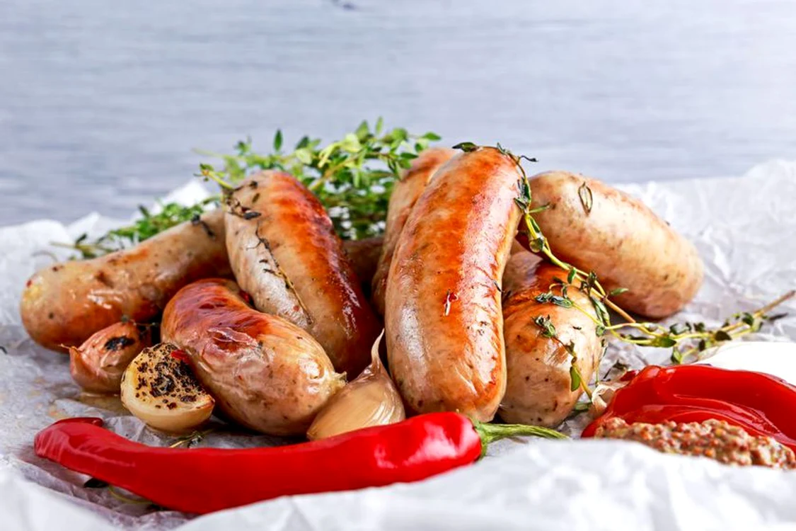 
    Cârnații din carne de porc trebuie să aibă atât carne macră, cât şi slănină @shutterstockclickpentrufemei.ro  