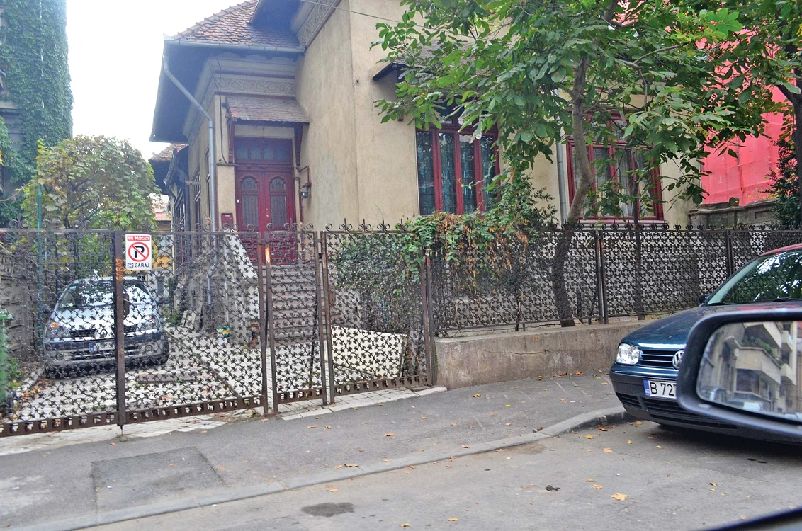     Ion Dolănescu le-a lăsat  moştenire celor doi fii ai săi şi această casă, situată în buricul Bucureştiului, evaluată la 685.000 de euro