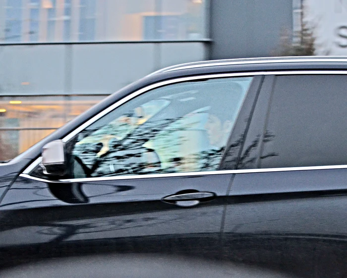 Ora 17.41. Ștefan Bănică pleacă imediat după ce a predat copilul