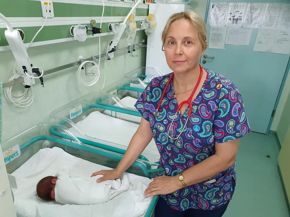 
    Medicul neonatolog Adriana Dan de la spitalul Universitar din Bucureşti îi învaţă pe părinţi care sunt simptomele de boală foto:Click!  