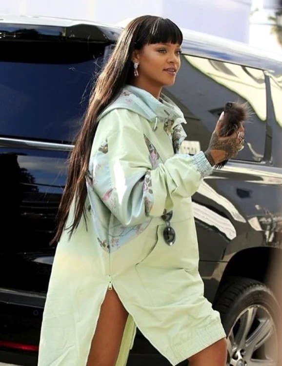 Bărbatul are o cameră plină cu obiecte şi reviste de colecţie, toate dedicate actorului