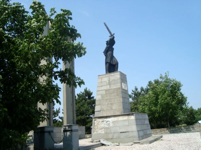 Monumentul se distruge încet, dar sigur