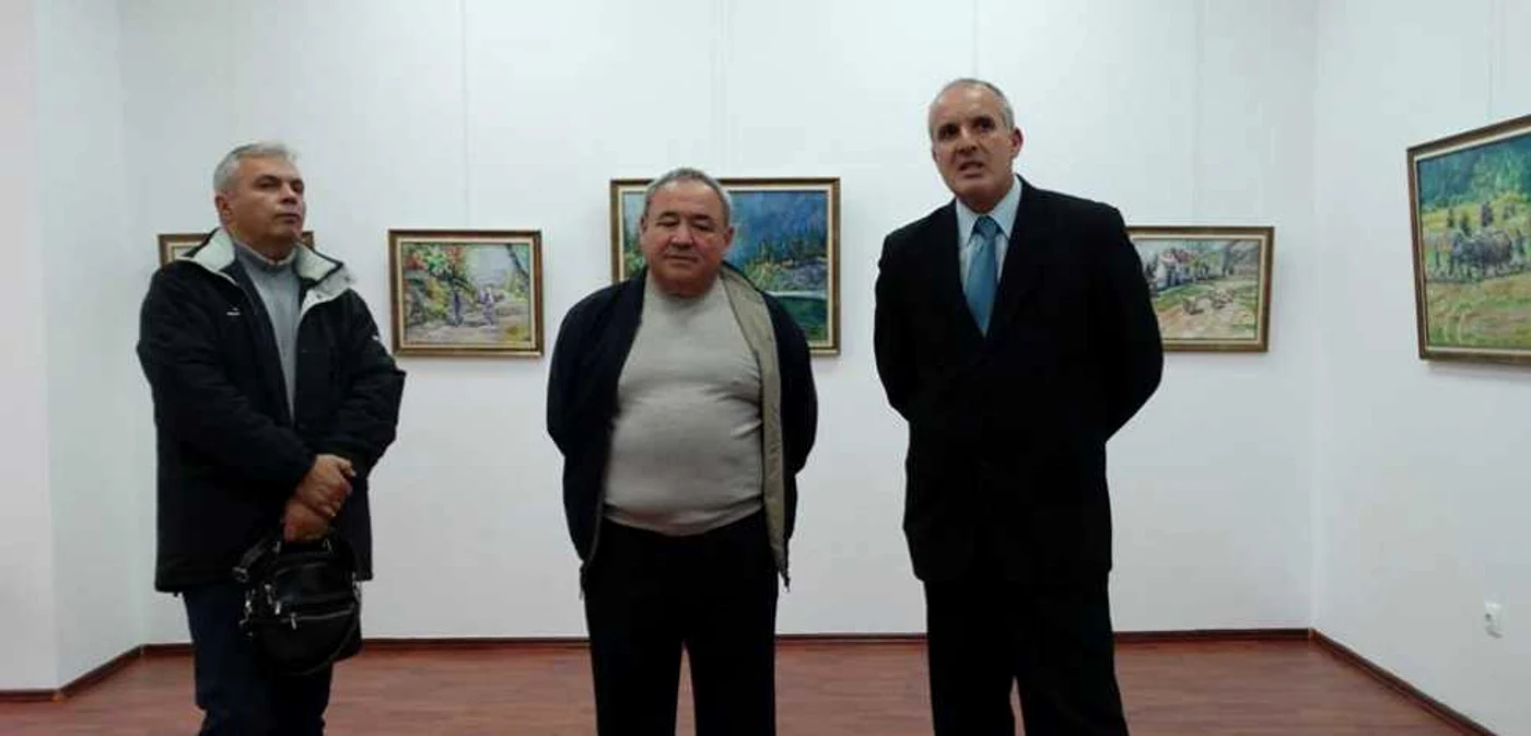 Gheorghe Diaconu (centru) a vernisat o nouă expoziţie personală luna trecută, la Galeria Artis a Muzeului Judeţean FOTO: George Piţulescu
