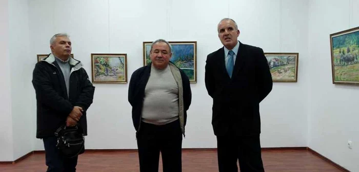 Gheorghe Diaconu (centru) a vernisat o nouă expoziţie personală luna trecută, la Galeria Artis a Muzeului Judeţean FOTO: George Piţulescu