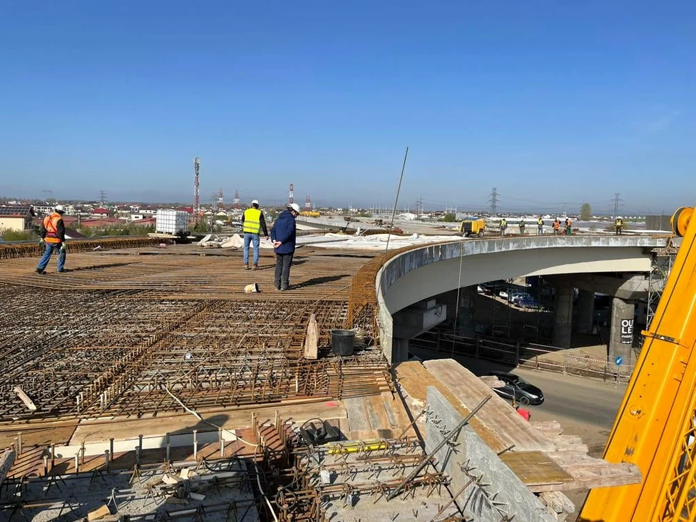 Constructorul montează infrastructura pasajului. Foto: facebook Irinel Scrioșteanu