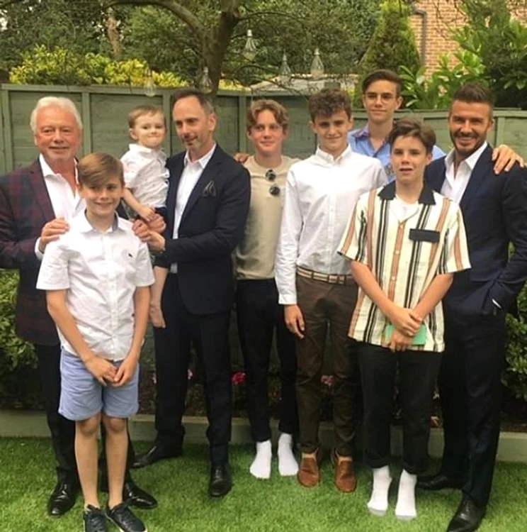 David Beckham alături de o parte dintre invitaţii la botezul fiicei fratelui Victoriei Beckham 