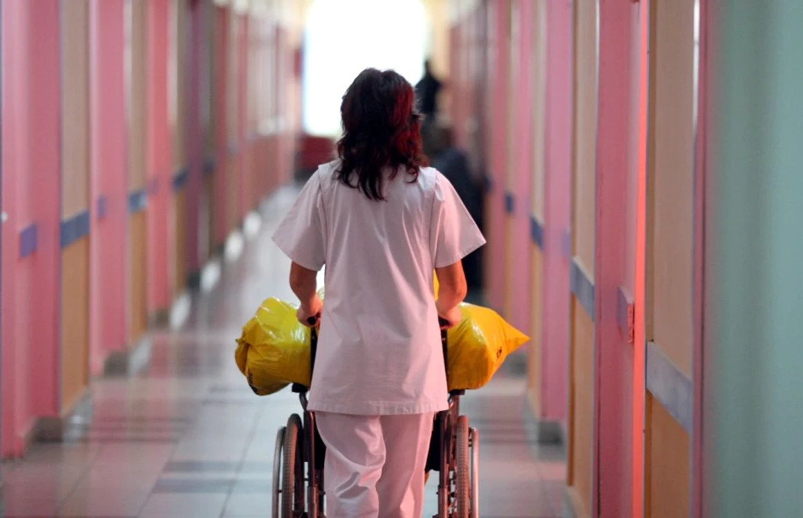 Personalul medical se pregătește pentru o altă noapte grea, cea dintre ani