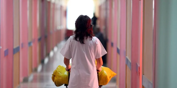 Personalul medical se pregătește pentru o altă noapte grea, cea dintre ani