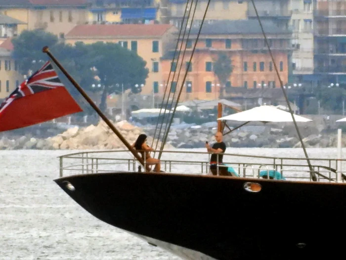 Jeff Bezos joacă rolul fotografului în timp ce Lauren pozează la bordul super-yachtului de 500 mil $