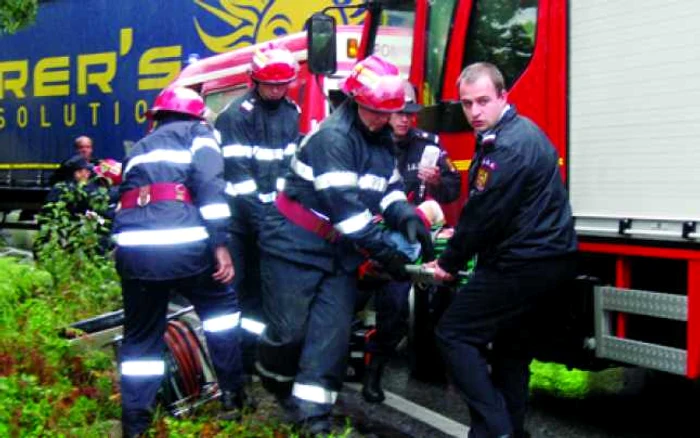 Angajaţii ISU trec periodic prin probe de foc