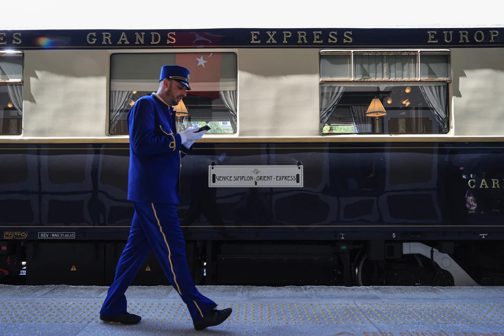 Noul Orient Express ajunge la București, în drumul său de la Roma spre Istanbul. Cât costă călătoria de lux