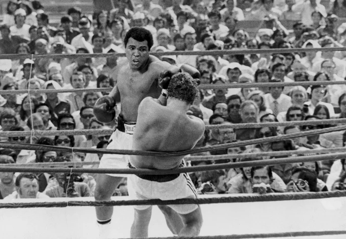 
    Muhammad Ali, în timpul luptei cu Joe Bugner, meciul de box având loc pe stadionul Merdeka din Kuala Lumpur. Ali a câștigat și a păstrat titlul mondial (5 iulie 1975)Foto: Getty Images  
