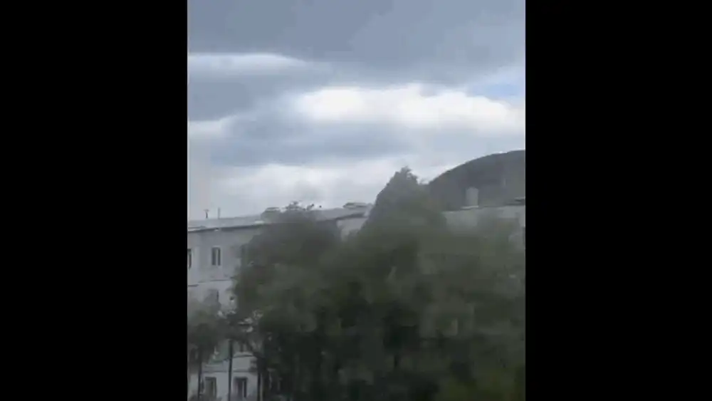 Momentul în care vântul a smuls acoperișul unui bloc din Huși. Bucata desprinsă a lovit mortal un bărbat