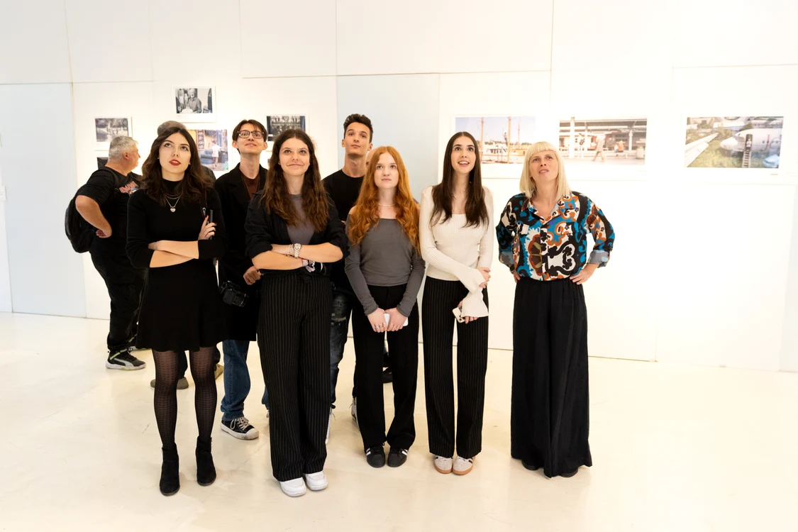 O parte din tinerii participanți la program alături de fotojurnalista Ioana Moldovan.