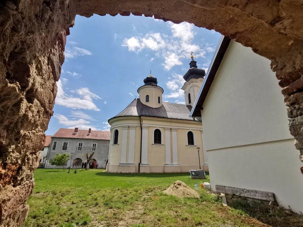  Mănăstirea sârbească din comuna Birda FOTO Ștefan Both
