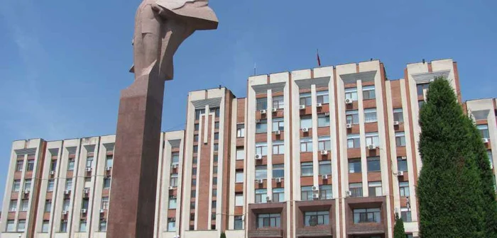 Statuia dictatorului rus Lenin, în faţa sovietului suprem din Tiraspol, aşa-zisul parlament al transnistrenilor